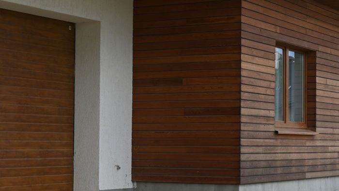 Photo d'une façade de maison avec un bardage en bois.
