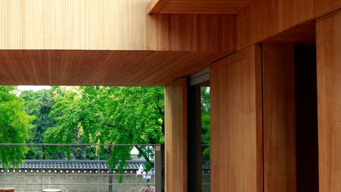 Vue d'une architecture moderne avec des panneaux de bois et des finitions impeccables